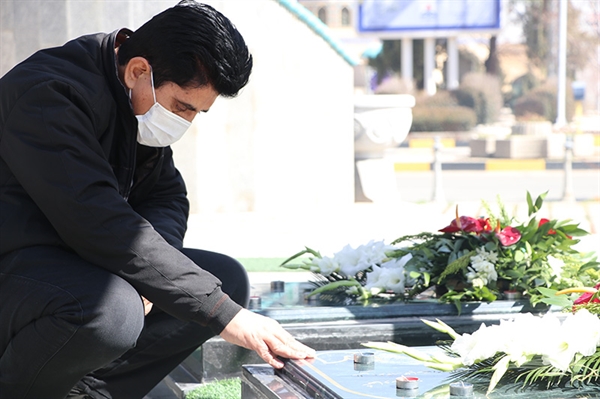 ادای احترام به شهدای گمنام تدفین شده در شرکت پالایش نفت اصفهان